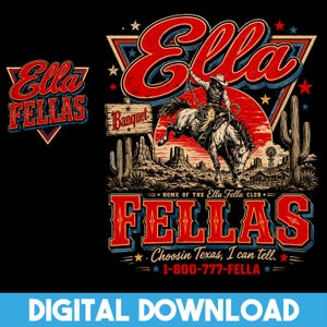 Può includere: Design grafico nero con un cowboy che cavalca un cavallo selvaggio, con le parole "Ella Fellas" in rosso e blu. Il design include un paesaggio desertico, cactus e il testo "Choosin Texas, I can tell."