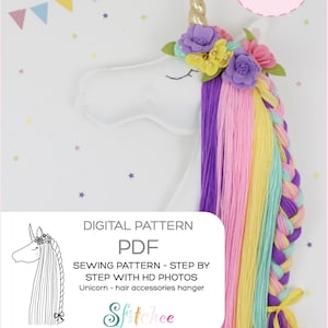 Puede incluir: Cabeza de unicornio blanca con cuerno dorado, adornada con flores coloridas y una melena trenzada multicolor. La imagen incluye texto que dice "Instant Download Pattern" y "Digital Pattern PDF". La melena es de hilo morado, rosa, amarillo y turquesa.