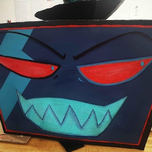 Peut inclure: Un panneau en bois rectangulaire présentant un fond bleu foncé avec un visage de dessin animé peint. Le visage a des yeux rouges en amande pointus, une large bouche sarcelle avec des dents dentelées et une bordure rouge épaisse.