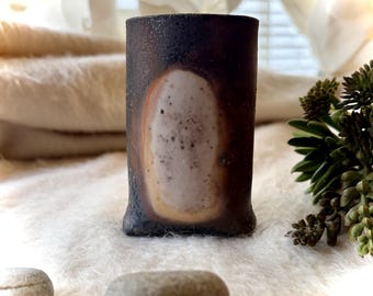 Miniatuur brutalistische vaas van Wabi Sabi Studio - Houtgestookte Bizen-stijl zakvaas - Organische moderne plankesthetiek
