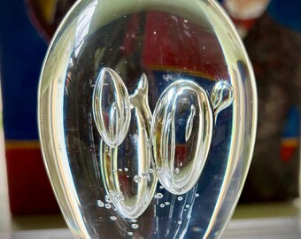 Fermacarte vintage a forma di uovo in vetro trasparente soffiato a mano, scultura in vetro artistico a bolle controllate in stile Murano, decorazione da scrivania modernista di metà secolo.