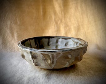 Vintage-Schale aus Studiokeramik, signiert von Craig Wabi Sabi, abstraktes Eisentropfen-Steinzeuggeschirr, skulpturales Japandi-Keramik-Mittelstück