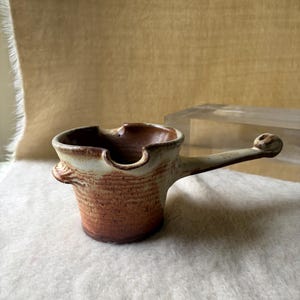 Calentador de salsa Pipkin de cerámica vintage de Terry Silverman Flameware Studio Pottery con mango largo y pico vertedor, de la década de 1970. Olla de cerámica orgánica moderna Wabi Sabi.
