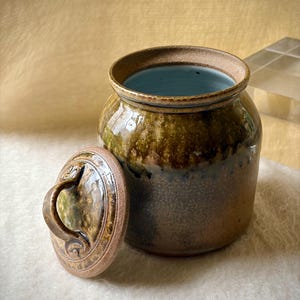 Tarro de cerámica vintage de Paul Bernhardt Studio Pottery con tapa, de la década de 1970, estilo mediados de siglo. Firmado por PA Educator Art Craft.