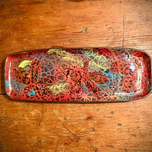 Grande piatto in ceramica artistica da 38 cm - Motivo a pizzo rosso e turchese vibrante - Vassoio in ceramica artigianale firmato - Decorazione massimalista contemporanea