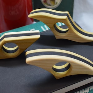 Sujetapáginas de madera de álamo hecho a mano con incrustaciones de resina negra / Anillo de lectura para una mano / Marcapáginas de madera para el pulgar / Regalo ideal para lectores