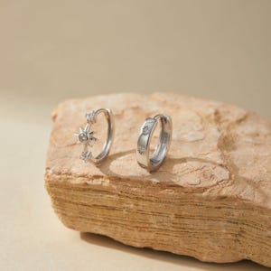 Starburst Huggie Örhängen, Små Sterlingsilver Celestial Hoops, Asymmetriska