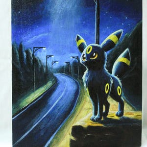 Puede incluir: Pintura acrílica sobre lienzo de un personaje Umbreon azul oscuro de pie en una repisa junto a una carretera bajo un cielo nocturno estrellado. El Umbreon tiene detalles amarillos y está iluminado por una farola.
