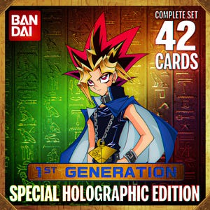 Könnte beinhalten: Ein Yu-Gi-Oh! Komplett-Set mit 42 Karten, 1st Generation Special Holographic Edition, mit Yami Yugi. Die Box hat einen grün-goldenen Hintergrund mit Hieroglyphen-Designs und dem Bandai-Logo.