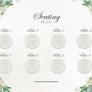 Op de afbeelding: Een trouwzittingplan met het woord "Seating Plan" in elegant schrift. Het plan bevat acht tafels, elk met een lijst met namen, en is versierd met bloemstukken in de hoeken.