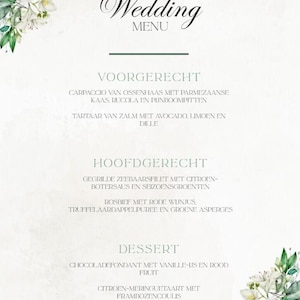 Op de afbeelding: Elegante trouwmenu met bloemaccenten. Het menu bevat het woord "Wedding" in een scriptlettertype, met secties voor voorgerechten, hoofdgerechten en desserts. Witte bloemen en groen decoreren de hoeken.
