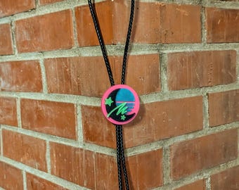 Collar tipo bolo con diseño de luna arcade que brilla en la oscuridad / Collar en Y retro de los años 80 con efecto UV reactivo