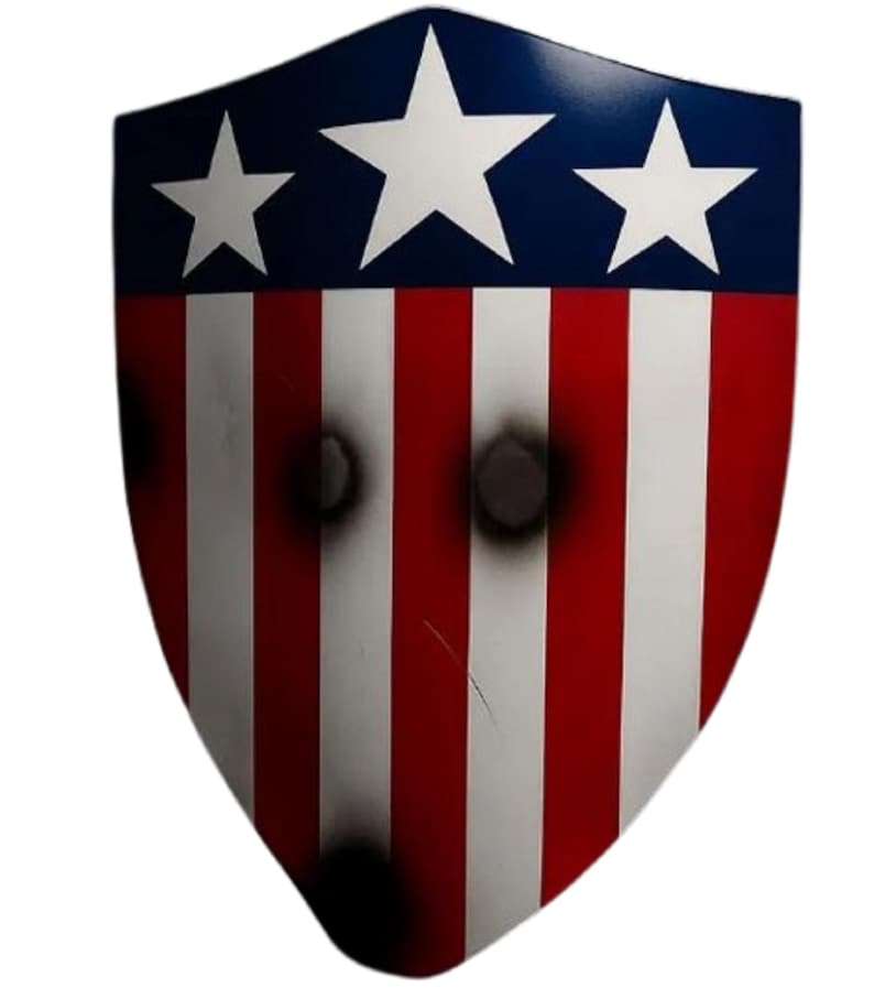 K&ouml;nnte beinhalten: Ein Schild mit patriotischem Design, mit einem blauen Oberteil mit drei wei&szlig;en Sternen und rot-wei&szlig;en Streifen. Das Schild hat simulierte Einschussl&ouml;cher und ein abgenutztes Aussehen.
