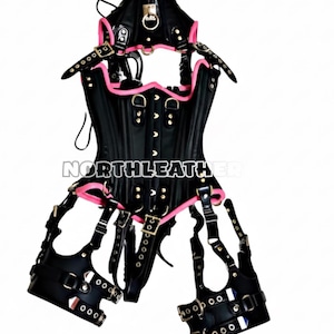 Könnte beinhalten: Schwarzes Lederkorsett mit rosa Besatz und Akzenten. Das Korsett verfügt über mehrere Riemen, Schnallen und Metallbeschläge. Das Design umfasst ein Halsband und Beingurte. Der Text "NORTHLEATHER" ist sichtbar.