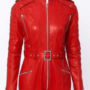 K&ouml;nnte beinhalten: Ein leuchtend roter Leder-Overall mit Stehkragen, Schulterklappen und silbernem Rei&szlig;verschluss. Der Overall hat eine Taille mit G&uuml;rtel und quadratischer Schnalle sowie mehrere Rei&szlig;verschlusstaschen. Das Kleidungsst&uuml;ck wird auf einer Schaufensterpuppe pr&auml;sentiert.