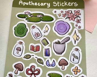 Op de afbeelding: Een vel met stickers met apotheek-thema's met verschillende illustraties, waaronder paddenstoelen, bloemen, flessen en een vijzel. De stickers staan op een groene achtergrond met de tekst "Apothecary Stickers".