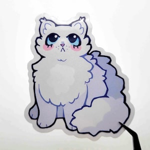 K&ouml;nnte beinhalten: Ein Aufkleber mit einer Cartoon-Katze mit wei&szlig;em Fell und blauen Akzenten. Die Katze hat gro&szlig;e blaue Augen, rosa Wangen und einen flauschigen Schwanz. Der Aufkleber ist entlang der Kontur der Katze geschnitten.
