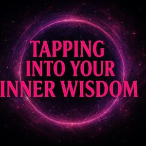 以下が含まれることがあります： 鮮やかなピンク色の「TAPPING INTO YOUR INNER WISDOM」というテキストが入ったデジタルグラフィック。テキストは、小さな白い点が散りばめられた暗い背景に対して、光る円形のデザインの中に配置されています。