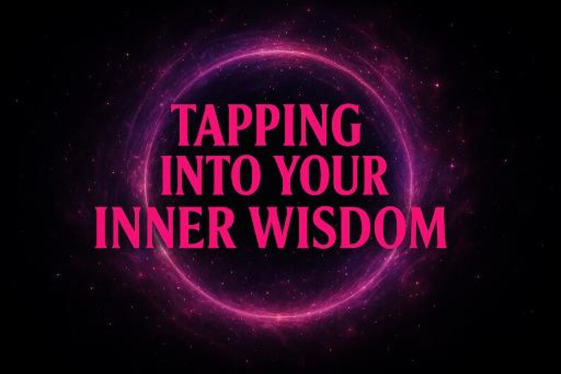 以下が含まれることがあります： 鮮やかなピンク色の「TAPPING INTO YOUR INNER WISDOM」というテキストが入ったデジタルグラフィック。テキストは、小さな白い点が散りばめられた暗い背景に対して、光る円形のデザインの中に配置されています。