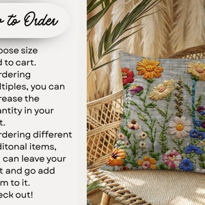 Pu&ograve; includere: Cuscino ricamato con un motivo floreale su sfondo grigio. I fiori sono nei toni del giallo, rosso, bianco e blu. Il testo "How to Order" &egrave; in alto, con passaggi numerati sotto.