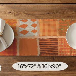 Op de afbeelding: Een rechthoekige tafelloper met een patchworkontwerp van oranje, bruine en witte patronen, waaronder ruiten, strepen en geometrische vormen. De tekst op de afbeelding geeft de maten 16"x72" en 16"x90" aan.