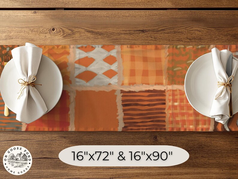 Op de afbeelding: Een rechthoekige tafelloper met een patchworkontwerp van oranje, bruine en witte patronen, waaronder ruiten, strepen en geometrische vormen. De tekst op de afbeelding geeft de maten 16"x72" en 16"x90" aan.