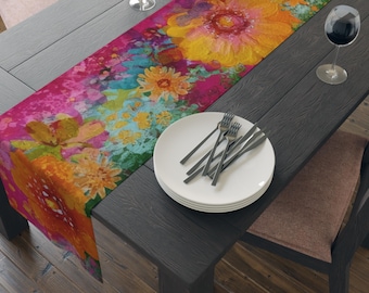 Tafelloper met kleurrijke bloemen - moderne boerderijtafel - op schilderkunst geïnspireerde inrichting