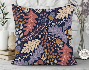 Marineblauer Kissenbezug mit herbstlichem Pflanzenmotiv im Cottagecore-Stil, Eichenblätter und Eicheln, rustikale Herbstdeko im Landhausstil