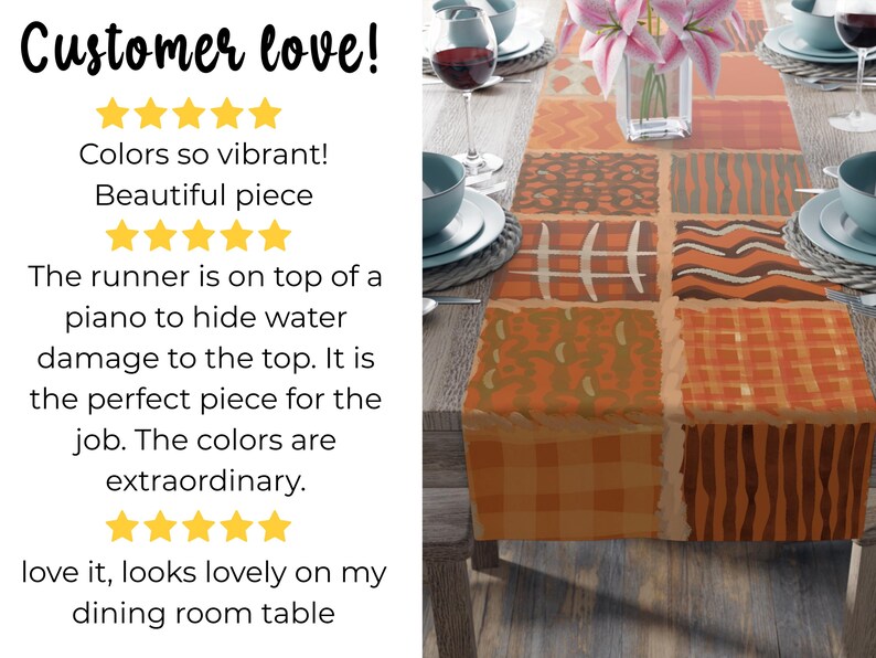 Op de afbeelding: Een rechthoekige tafelloper met een patchworkontwerp van diverse geometrische patronen in oranje, bruine en cr&egrave;metinten. De loper ligt op een houten tafel gedekt met blauwe kommen, wijnglazen en een vaas met roze lelies.