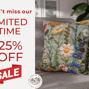 Pu&ograve; includere: Cuscino ricamato con un motivo floreale di margherite e altri fiori colorati su sfondo grigio. Il cuscino &egrave; su un divano grigio. Il testo a sinistra dice "Don't miss our LIMITED TIME 25% OFF SALE."