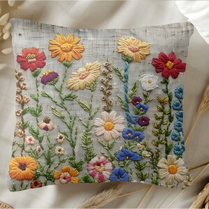Pu&ograve; includere: Cuscino ricamato con un motivo floreale. Il cuscino presenta una variet&agrave; di fiori colorati, tra cui rossi, arancioni, gialli, rosa e blu, con steli e foglie verdi. I fiori sono ricamati su uno sfondo grigio.