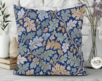Funda de almohada decorativa azul marino con estampado de hojas de roble y bellotas, estilo William Morris, con diseño botánico y campestre.