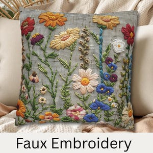 Pu&ograve; includere: Cuscino quadrato con finto ricamo di fiori colorati nei toni del rosso, arancione, giallo, blu e bianco su sfondo grigio. Il cuscino &egrave; appoggiato su un cuscino beige e una sedia in vimini.