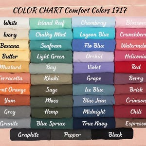 Puede incluir: Carta de colores Comfort Colors 1717. Muestra muestras de tela dobladas en una variedad de colores, incluyendo blanco, marfil, pl&aacute;tano, mantequilla, mostaza, terracota, naranja quemado, &ntilde;ame, gris y granito. Cada color est&aacute; etiquetado.