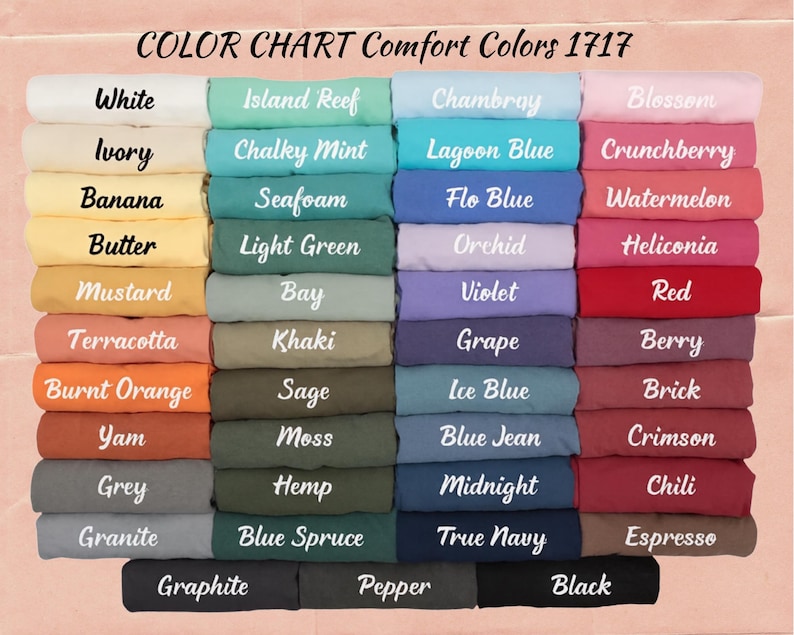Puede incluir: Carta de colores Comfort Colors 1717. Muestra muestras de tela dobladas en una variedad de colores, incluyendo blanco, marfil, pl&aacute;tano, mantequilla, mostaza, terracota, naranja quemado, &ntilde;ame, gris y granito. Cada color est&aacute; etiquetado.