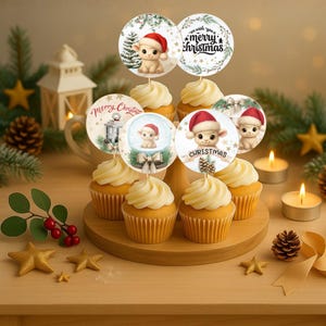 Può includere: Una composizione festosa di cupcakes sormontati da decorazioni a tema natalizio. Le decorazioni presentano un agnello con cappello da Babbo Natale, palle di neve e auguri festivi. I cupcakes sono disposti su un supporto di legno, circondati da candele e decorazioni festive.