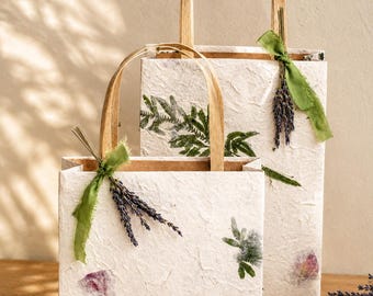 Handgemachte botanische Geschenktüte | Handwerkliche Geschenkpräsentation Tasche mit gepressten Botanicals | Rustikale Brautjungfer Geschenkverpackung