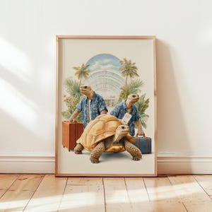 Op de afbeelding: Een ingelijste kunstdruk met een grote schildpad op de voorgrond, met twee schildpadfiguren op de achtergrond, allemaal gekleed in Hawaiiaanse shirts en met bagage. De achtergrond bevat palmbomen en een gebouw.