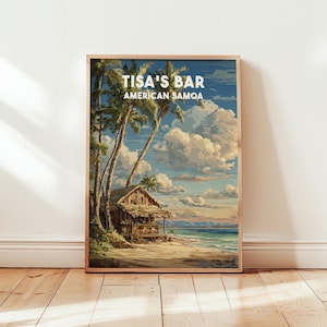 Könnte beinhalten: Ein gerahmter Druck einer tropischen Strandszene. Das Kunstwerk zeigt eine rustikale Bar unter Palmen mit dem Text "TISA'S BAR AMERICAN SAMOA" oben. Die Szene umfasst einen Sandstrand, das Meer und einen bewölkten Himmel.