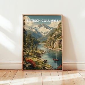 Könnte beinhalten: Gerahmter Kunstdruck mit einer Landschaft von British Columbia. Das Kunstwerk zeigt einen Fluss, der durch eine Bergkette mit schneebedeckten Gipfeln fließt. Ein kleines Boot fährt auf dem Wasser, und der Text "BRITISCH COLUMBIA" steht oben.