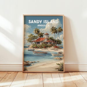 Pode incluir: Impressão artística emoldurada de Sandy Island, Anguilla. A obra de arte retrata uma cena tropical com um edifício, palmeiras, barcos e uma praia. O céu é azul com nuvens fofas. A impressão está em uma moldura de madeira.