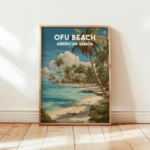 Könnte beinhalten: Ein gerahmter Druck mit dem Ofu Beach in Amerikanisch-Samoa. Das Kunstwerk zeigt eine tropische Strandszene mit Palmen, weißem Sand und türkisfarbenem Wasser unter blauem Himmel mit Wolken. Der Text "OFU BEACH AMERICAN SAMOA" ist oben zu sehen.