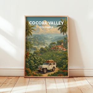 Op de afbeelding: Ingelijste print van Cocora Valley, Colombia. Het kunstwerk toont een witte jeep op een onverharde weg, omringd door weelderige groene vegetatie en palmbomen. De achtergrond toont glooiende heuvels, een huis en de tekst "Cocora Valley Colombia".