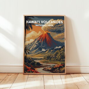 Op de afbeelding: Een ingelijste kunstdruk met een levendige illustratie van een vulkaanuitbarsting in het Hawaii Volcanoes National Park. Het kunstwerk toont een vurige rode uitbarsting tegen een achtergrond van weelderig groen gebladerte, palmbomen en een rivier. De tekst "HAWAI'I VOLCANOES NATIONAL PARK" staat bovenaan.