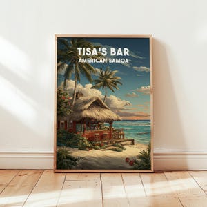 Könnte beinhalten: Ein gerahmter Druck von Tisa's Bar, Amerikanisch-Samoa. Das Kunstwerk zeigt eine tropische Strandszene mit einer Bar, Palmen und dem Ozean unter blauem Himmel. Die Bar ist rot mit einem Strohdach.