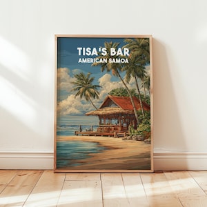 Könnte beinhalten: Ein gerahmter Druck von Tisa's Bar in Amerikanisch-Samoa. Das Kunstwerk zeigt eine Strandszene mit einer Bar unter einem Strohdach, Palmen und einem blauen Ozean. Der Himmel ist bewölkt, und der Text "TISA'S BAR AMERICAN SAMOA" steht oben.