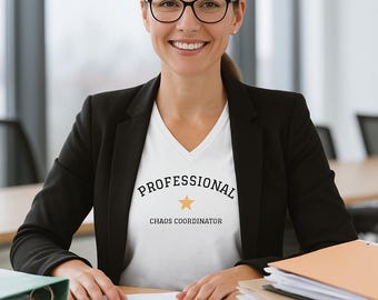 Stjärnprydd professionell kaoskoordinator dam-V-ringad t-shirt rolig arbetströja mammalivströja kontorshumor grafisk t-shirt