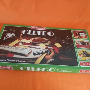 Puede incluir: Un juego de mesa Cluedo vintage de Waddingtons, en una caja verde y marrón. La ilustración de la caja muestra elementos temáticos de detectives como una pistola, una cuerda y una máquina de escribir. El juego es para 2-6 jugadores, a partir de 8 años.