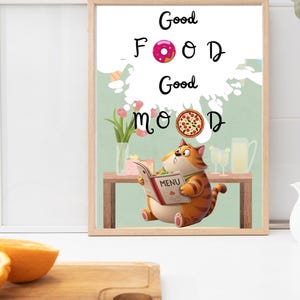 Könnte beinhalten: Ein gerahmter Druck mit dem Text „Good Food Good Mood“ und einer Cartoon-Katze, die eine Speisekarte liest. Die Katze ist orange und weiß, sitzt an einem Tisch mit Kuchen, Blumen und Getränken. Zwei Orangenhälften liegen auf einem Holzschneidebrett.