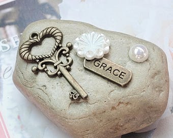 Bejeweled Lake Lakeanhänger-Stein: Dekorativer Strandfelsen mit Anhängern